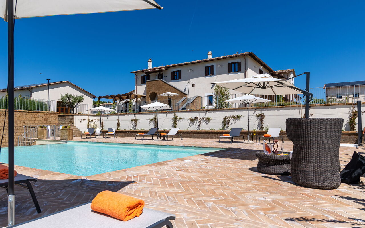 Tenuta Poggio Guiano: Buitenkanten, Buitenshuis, zwembad