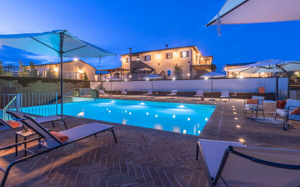 Tenuta Poggio Guiano: Buitenkanten, Buitenshuis, zwembad