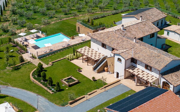 Tenuta Poggio Guiano: Buitenkanten, Buitenshuis, Keer bekeken, Tuin, zwembad