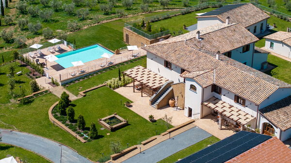 Tenuta Poggio Guiano: Buitenkanten, Buitenshuis, Keer bekeken, Tuin, zwembad