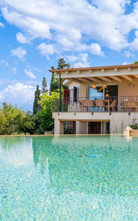 Villa Zephyros: Buitenkanten, Buitenshuis, zwembad