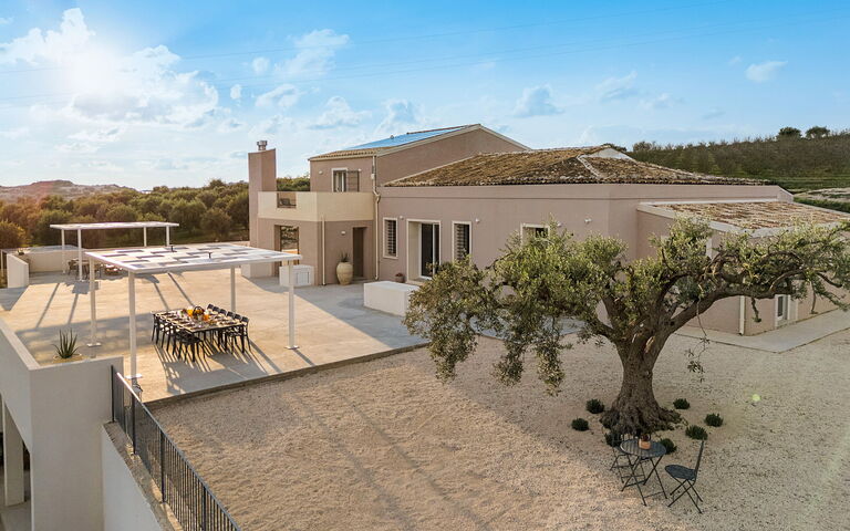 Dimora Bufalefi: Buitenkanten, Buitenshuis