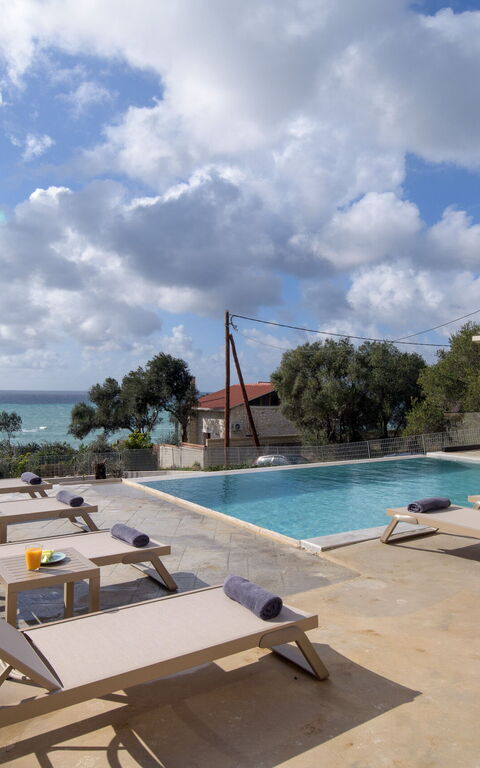 Villa Elais: Buitenshuis, Keer bekeken