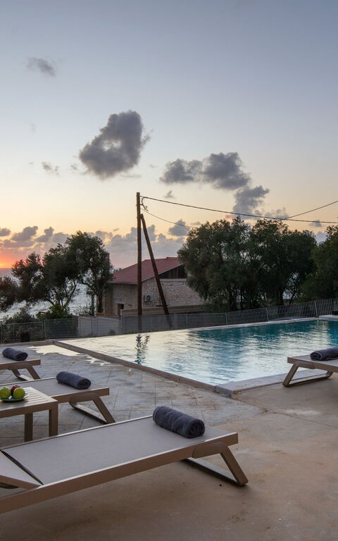 Villa Elais: Buitenshuis, Keer bekeken, zwembad