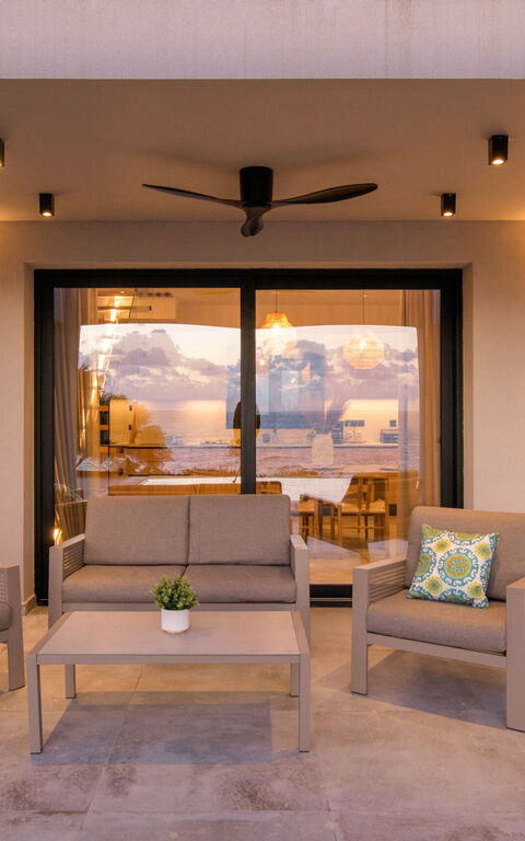 Villa Elais: Buitenshuis