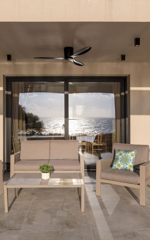 Villa Elais: Buitenshuis