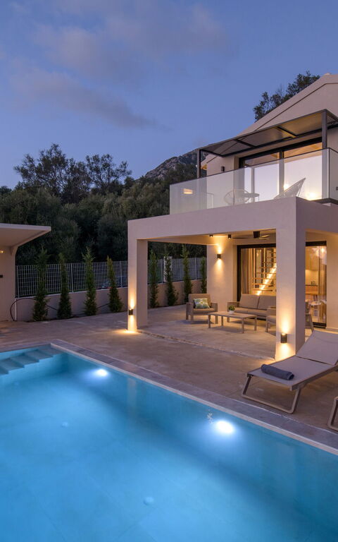 Villa Elais: Buitenshuis, zwembad