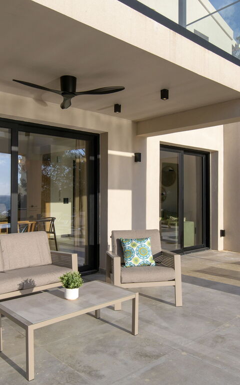 Villa Elais: Buitenshuis