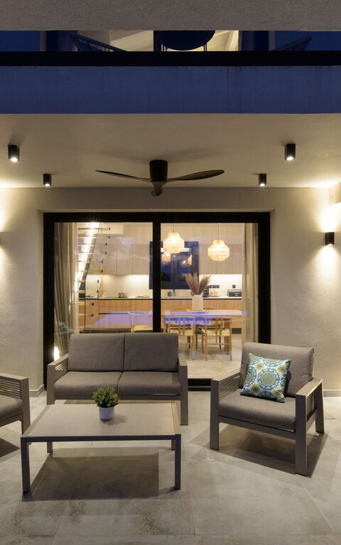 Villa Elais: Buitenshuis