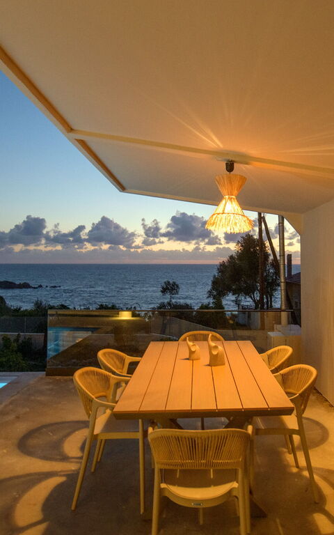 Villa Elais: Balkon / terras / patio, Buitenshuis, Keer bekeken, zwembad