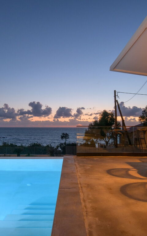 Villa Elais: Balkon / terras / patio, Buitenshuis, Keer bekeken, zwembad