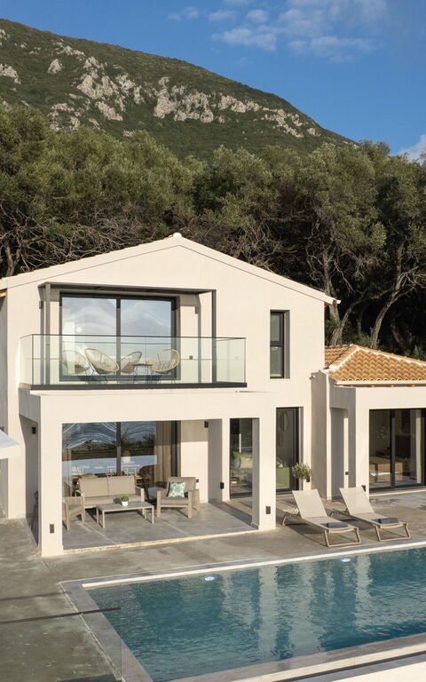 Villa Elais: Buitenshuis, zwembad