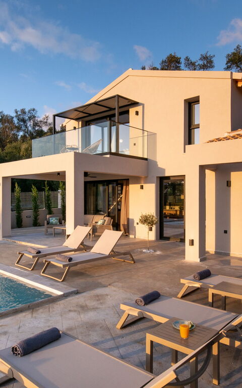 Villa Elais: Buitenshuis, zwembad