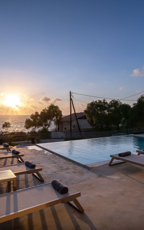 Villa Elais: Buitenshuis, Keer bekeken, zwembad