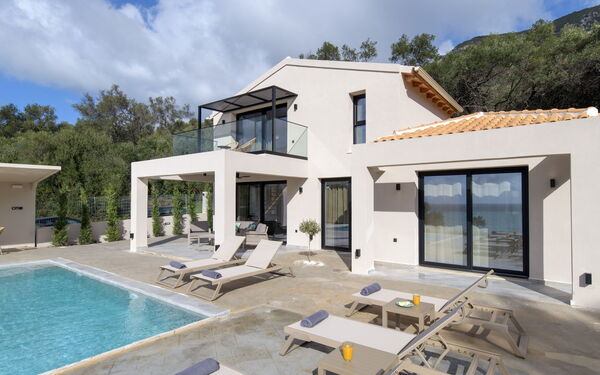 Villa Elais: Buitenshuis, zwembad