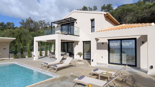 Villa Elais: Buitenshuis, zwembad