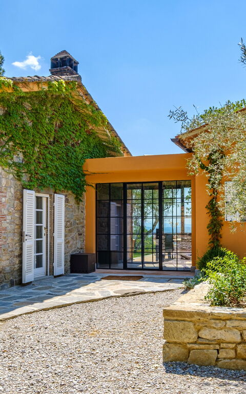 Villa Roseto: Buitenkanten, Buitenshuis