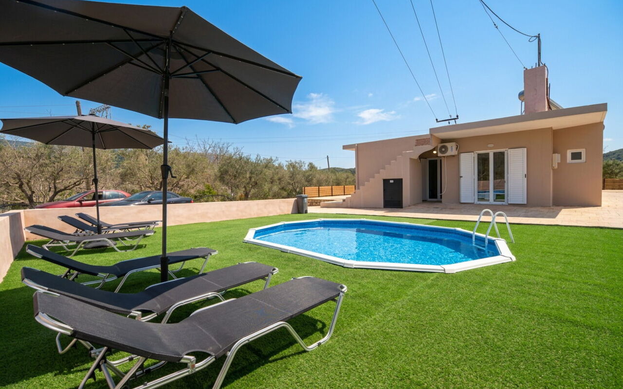 Villa Pasiphae: Buitenkanten, Buitenshuis, zwembad