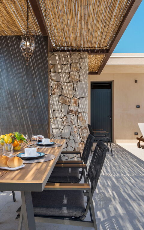 Eos Villa: Balkon / terras / patio, Buitenkanten, Buitenshuis, zwembad