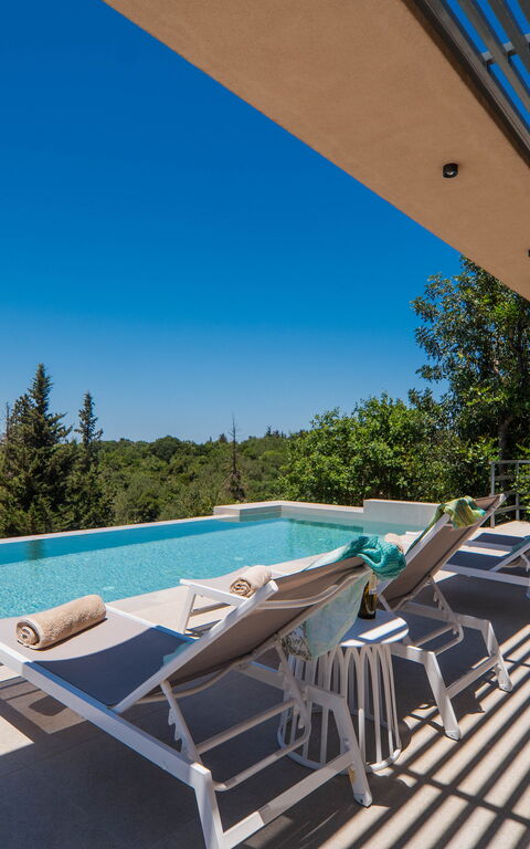 Villa Melia: Buitenshuis, zwembad