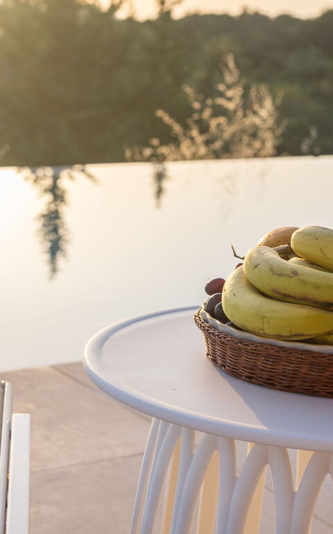 Villa Melia: Buitenkanten, Buitenshuis