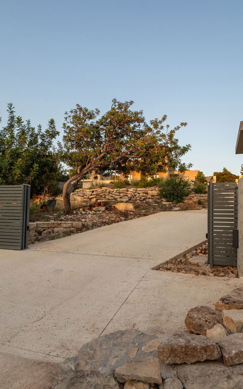 Villa Melia: Buitenkanten, Buitenshuis