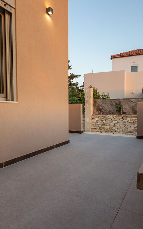 Villa Melia: Buitenkanten, Buitenshuis