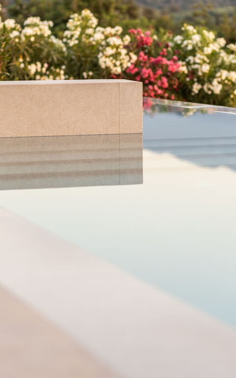 Villa Melia: Buitenkanten, Buitenshuis