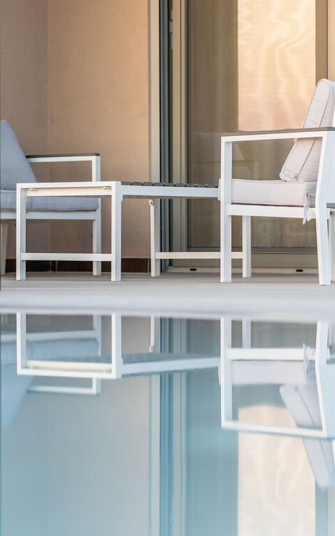 Villa Melia: Buitenkanten, Buitenshuis