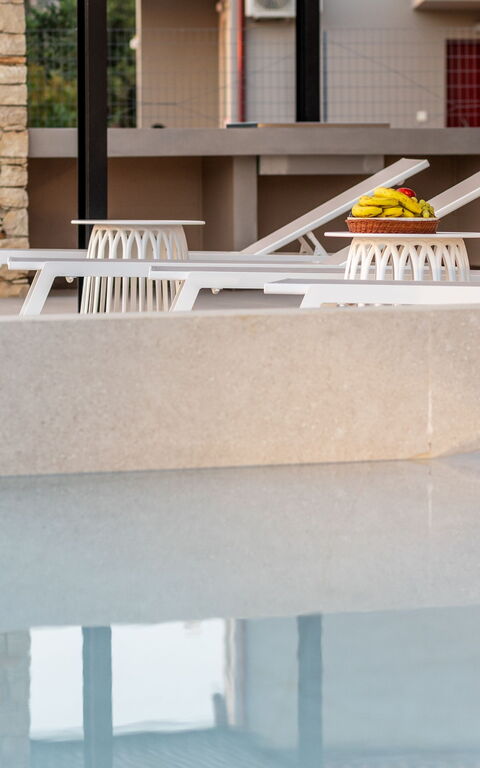 Villa Melia: Buitenkanten, Buitenshuis