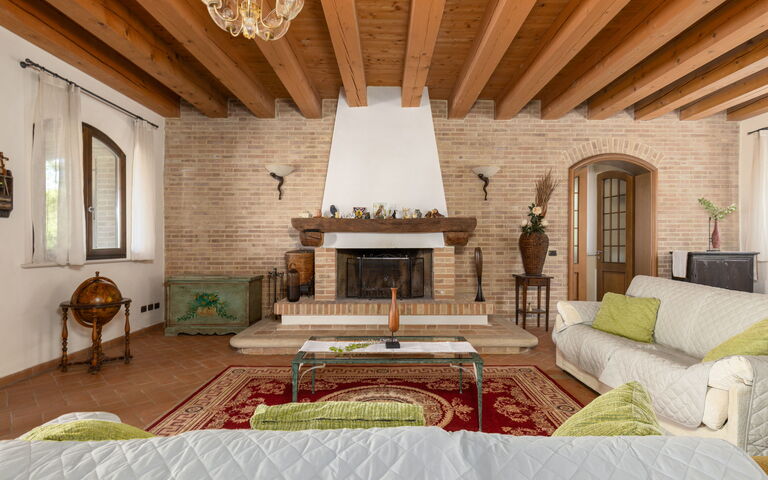 Villa Belvedere San Bartolo: Woonkamer