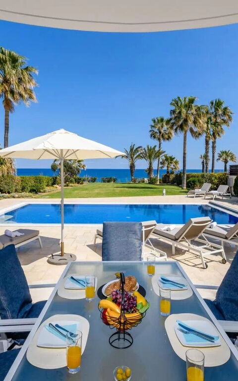 Royal Beachfront Villa: Buitenkanten, Buitenshuis, Keer bekeken, Tuin, zwembad