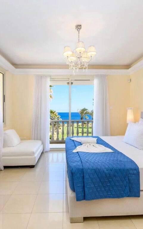 Royal Beachfront Villa: slaapkamer