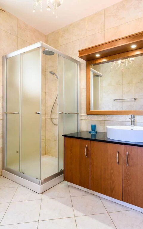 Royal Beachfront Villa: Badkamer