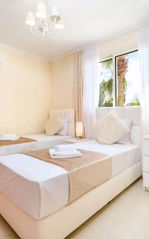 Royal Beachfront Villa: slaapkamer