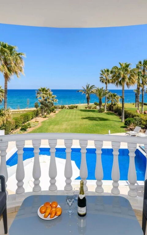 Royal Beachfront Villa: Buitenkanten, Buitenshuis, Keer bekeken, Tuin, zwembad