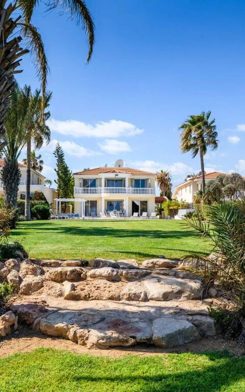 Royal Beachfront Villa: Buitenkanten, Buitenshuis, Tuin