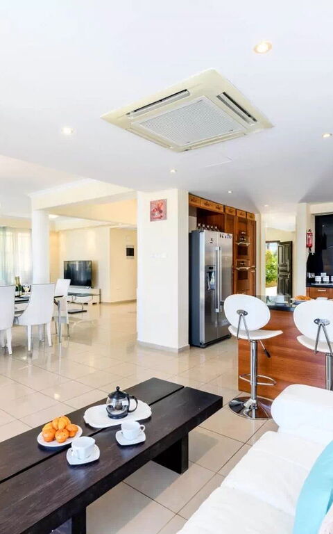 Royal Beachfront Villa: Lunchroom, Woonkamer
