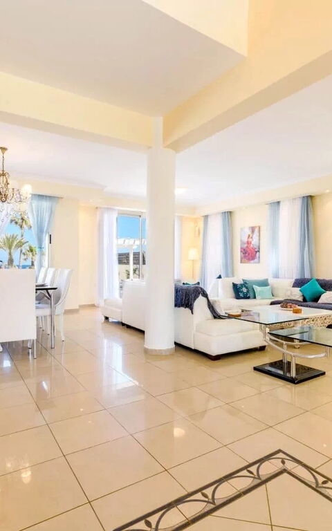 Royal Beachfront Villa: Lunchroom, Woonkamer