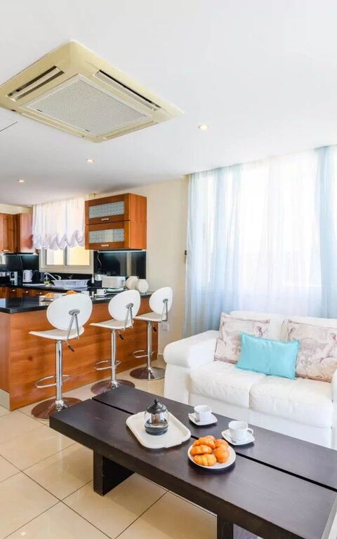 Royal Beachfront Villa: Keuken, Woonkamer