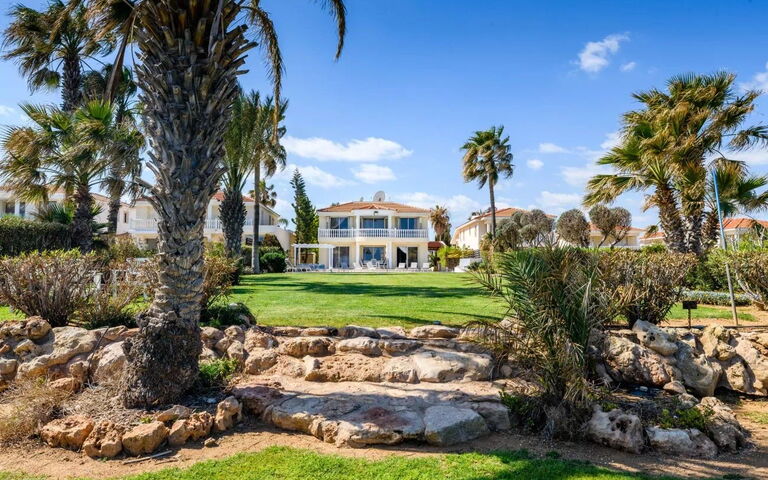 Royal Beachfront Villa: Buitenkanten, Buitenshuis, Tuin