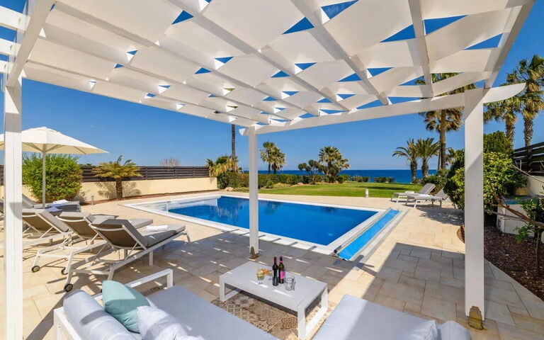 Royal Beachfront Villa: Buitenkanten, Buitenshuis, Keer bekeken, Tuin, zwembad