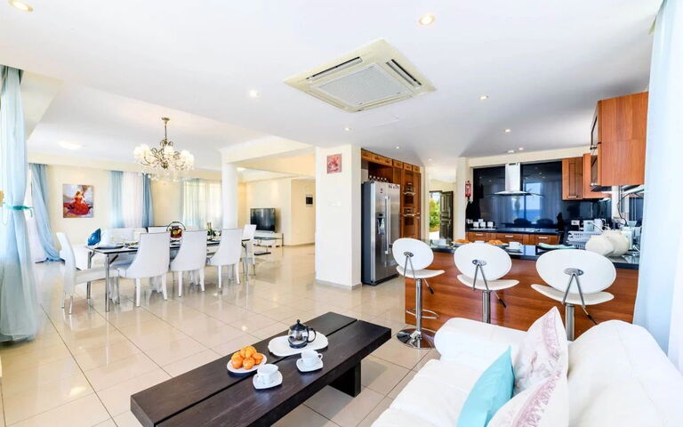 Royal Beachfront Villa: Lunchroom, Woonkamer