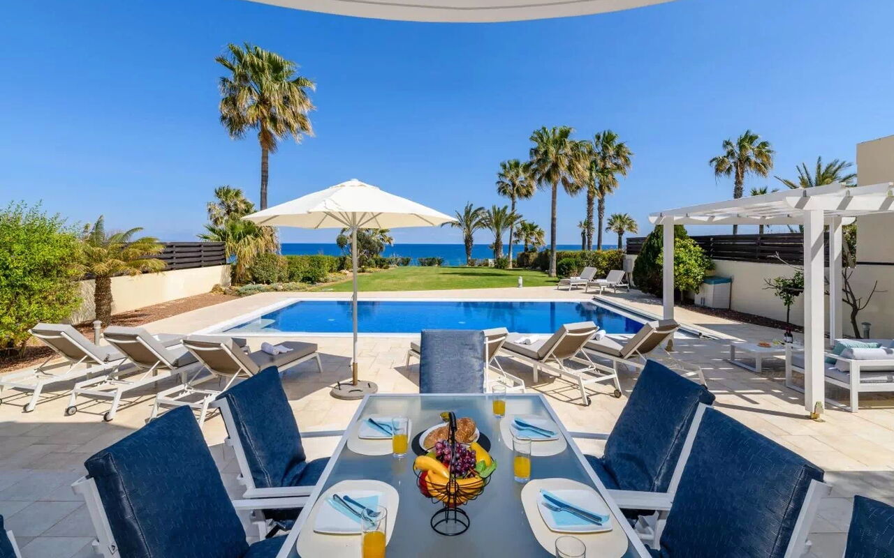 Royal Beachfront Villa: Buitenkanten, Buitenshuis, Keer bekeken, Tuin, zwembad