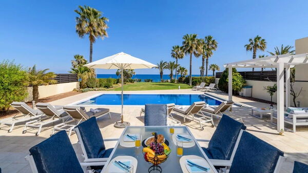 Royal Beachfront Villa: Buitenkanten, Buitenshuis, Keer bekeken, Tuin, zwembad