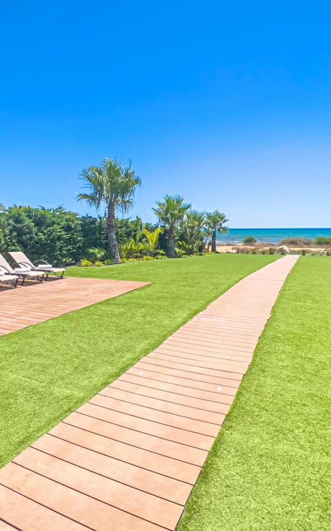 Serenity Seafront Villa: Buitenkanten, Buitenshuis, Tuin