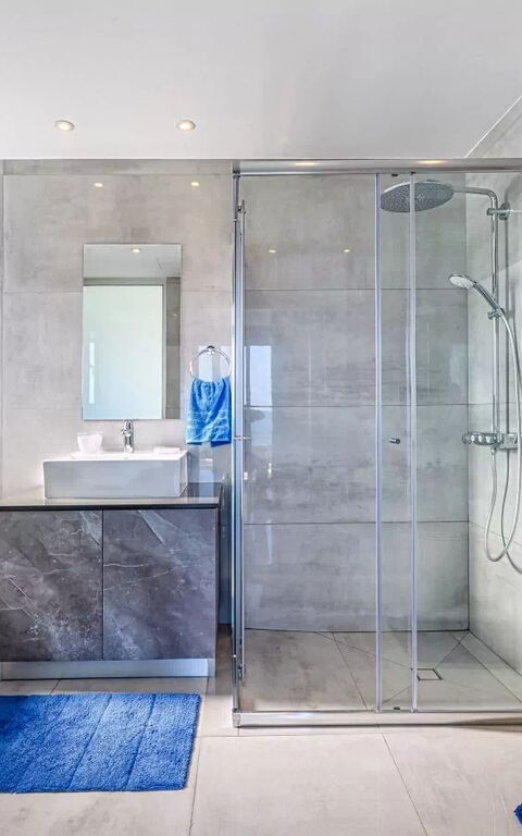 Serenity Seafront Villa: Badkamer