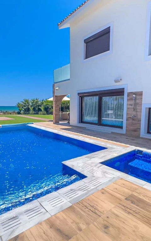 Serenity Seafront Villa: Buitenkanten, Buitenshuis, zwembad