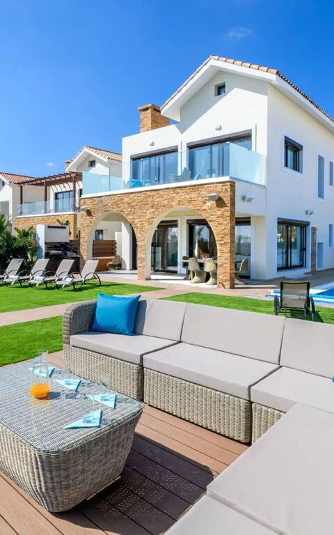 Serenity Seafront Villa: Buitenkanten, Buitenshuis, Tuin, zwembad