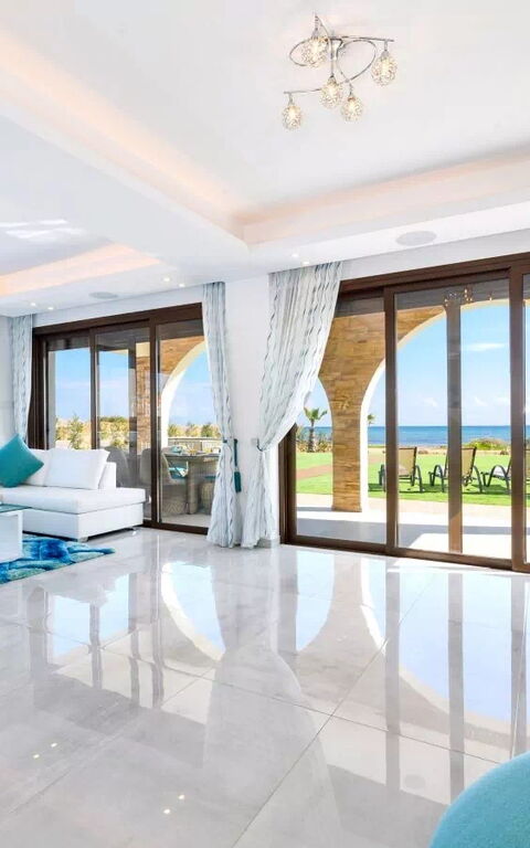 Serenity Seafront Villa: Woonkamer